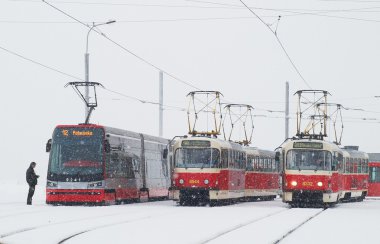 yoğun kar yağışı, Prag'da üç tramvay