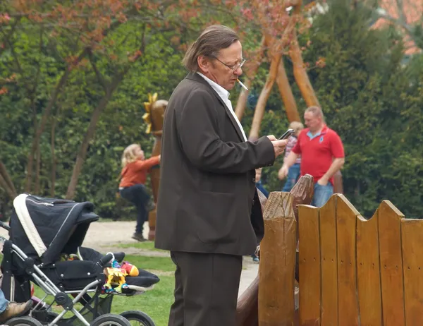 oyun alanında sigara içen. yazı işleri.