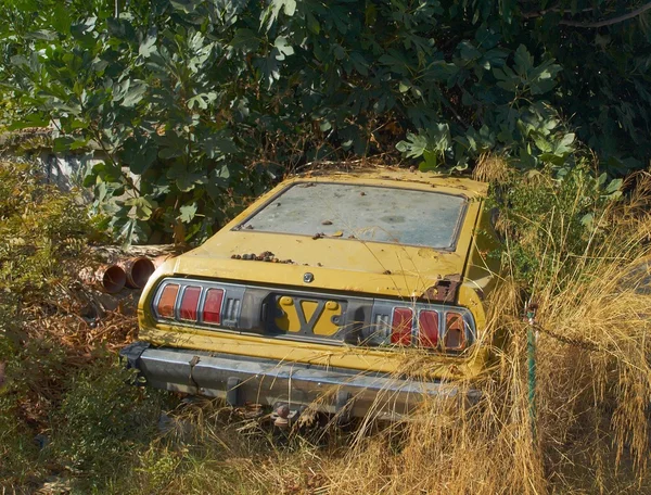 Destruição de carro vintage na Grécia — Fotografia de Stock