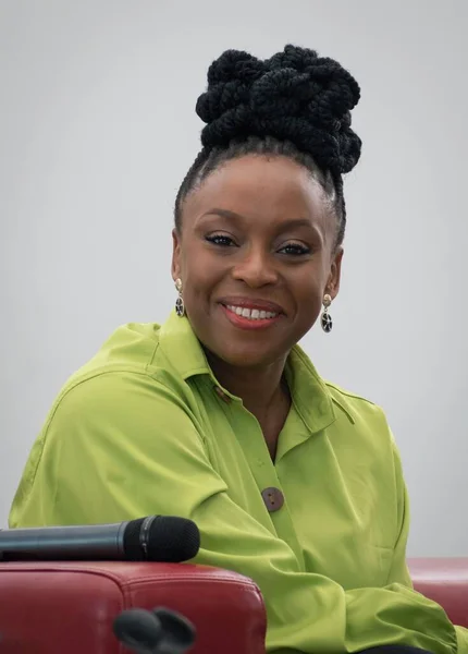 PRAG, CZECH REPUBLIC 26 EYLÜL Chimamanda Ngozi Adichie Kitap Dünyası Prag 2021 - 26. Uluslararası Kitap Fuarı ve Edebiyat Festivali.