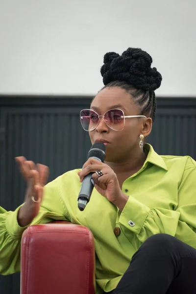 Prag Tjeckien September Chimamanda Ngozi Adichie Book World Prague 2021 Royaltyfria Stockfoton