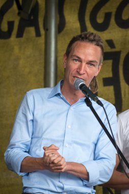 PRAG 12 Eylül 2021 Çek Korsan Partisi lideri İvan Bartos vatandaşlarla seçim öncesi bir toplantıda