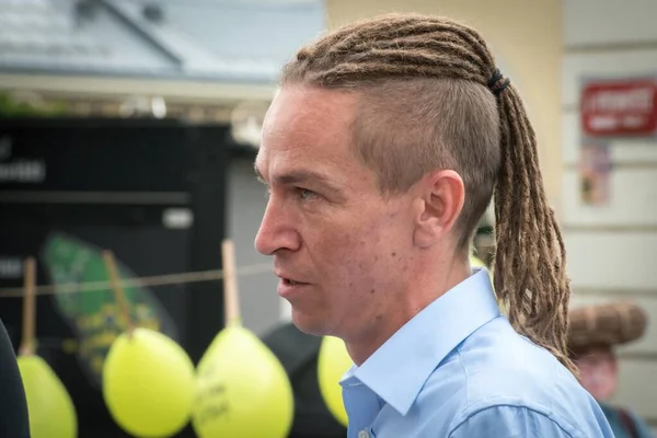 PRAG 12 Eylül 2021 Çek Korsan Partisi lideri İvan Bartos vatandaşlarla seçim öncesi bir toplantıda