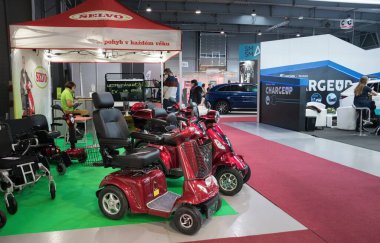 PRAG 11 Kasım 2021 ESALON, Prag 'da temiz hareketlilik ticaret fuarı başladı. Çekiç üreticisi Selvo tarafından yakalanan elektrikli mobiletler.