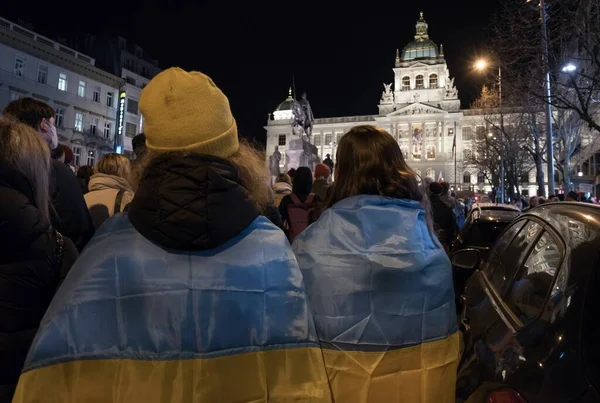 プラハ2022年2月22日ロシア連邦により併合されたウクライナ東部への支援を示すために 数百人の人々がヴァーツラフ広場に集まりました — ストック写真