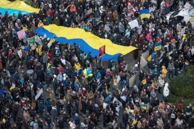 PRAG 27 Şubat 2022 on binlerce insan bugün Rusya Federasyonu tarafından ilhak edilen Ukrayna 'ya destek vermek için Wenceslas Meydanı' nda toplandı..