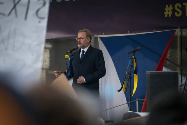 PRAG 27 Şubat 2022 on binlerce insan bugün Rusya Federasyonu tarafından ilhak edilen Ukrayna 'ya destek vermek için Wenceslas Meydanı' nda toplandı..