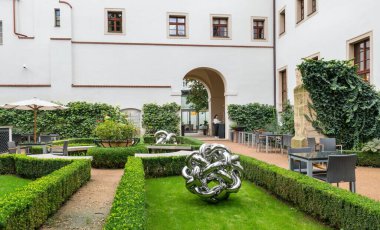 1. Prag Sanat Haftası münasebetiyle Augustine Oteli bahçesinde Lukas Rais 'in 9 Eylül 2022 heykelleri