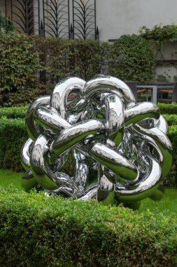 1. Prag Sanat Haftası münasebetiyle Augustine Oteli bahçesinde Lukas Rais 'in 9 Eylül 2022 heykelleri