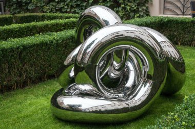 1. Prag Sanat Haftası münasebetiyle Augustine Oteli bahçesinde Lukas Rais 'in 9 Eylül 2022 heykelleri