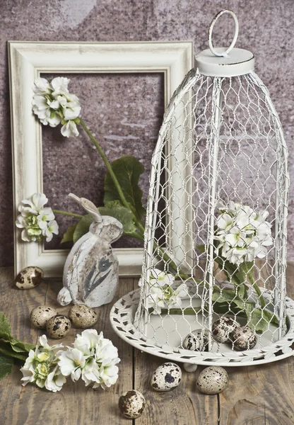 Wielkanoc, jaja w klatce, wiosenne białe kwiaty, jaja przepiórcze, zające białe — Zdjęcie stockowe