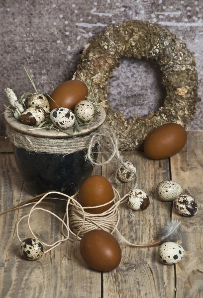 复活节花圈，蛋在煲、 棕色的鸡蛋、 鹌鹑蛋、 鸡毛, — 图库照片