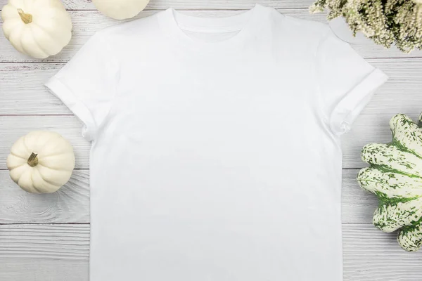 Witte Dames Katoenen Shirt Mockup Met Pompoenen Witte Houten Ondergrond — Stockfoto