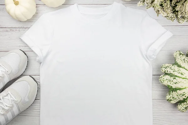 Witte Dames Shirt Model Met Pompoenen Sneaker Witte Houten Ondergrond — Stockfoto
