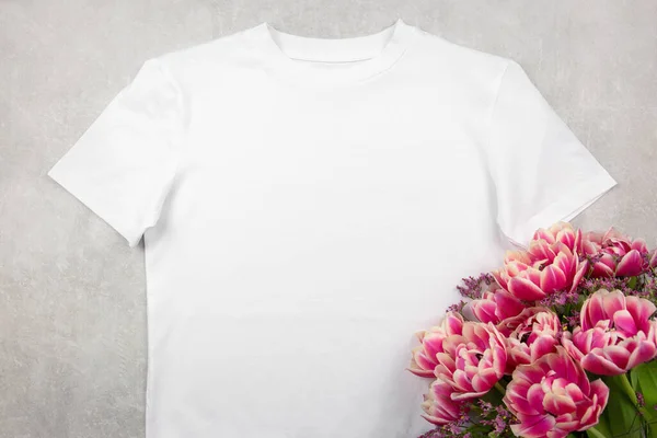 白色女性的棉质T恤衫 粉色郁金香花 灰色混凝土背景 设计T恤衫模板 打印演示模型 顶视图平铺 — 图库照片
