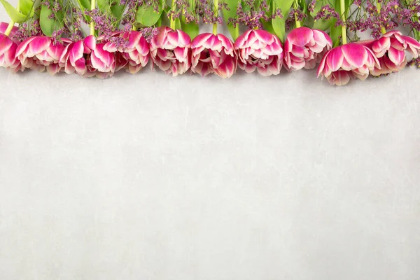 Roze Tulpen Bloemen Lichtgrijze Betonnen Achtergrond Valentijnsdag Vrouwen Moederdag Pasen — Stockfoto