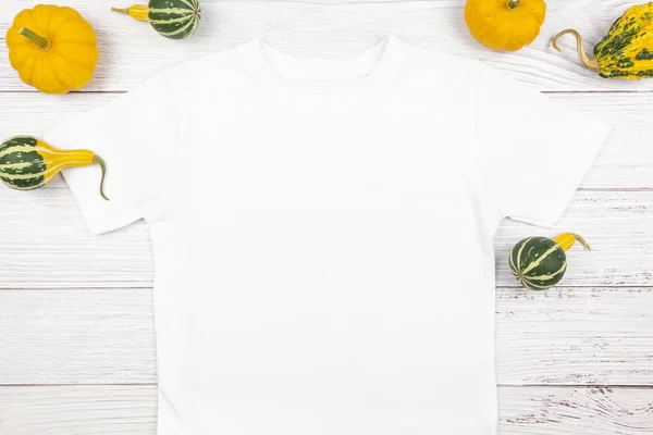 Witte Dames Katoenen Shirt Mockup Met Pompoenen Witte Houten Ondergrond — Stockfoto