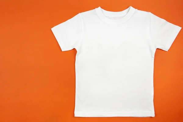 白色女人的棉质T恤模仿橙色的背景 设计T恤衫模板 打印演示模型 顶视图平铺 — 图库照片