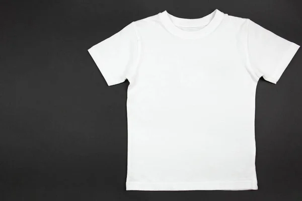 白人妇女的棉质T恤模仿黑色背景 设计T恤衫模板 打印演示模型 顶视图平铺 复制空间 — 图库照片