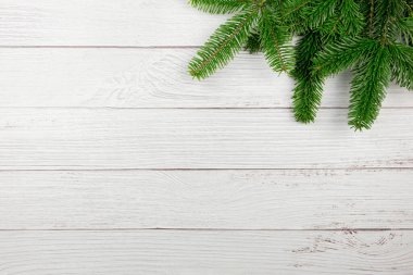 Noel arkaplanı köknar ağacı dallarıyla bembeyaz ahşap arka planda tatil süslemeleriyle yatıyordu. Üst Manzara. Boşluğu kopyala.