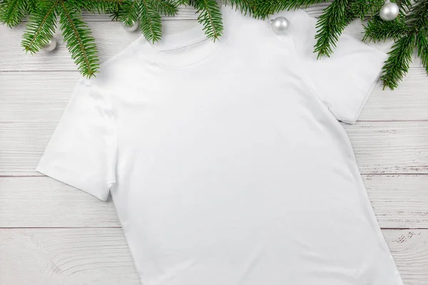 Camiseta Algodón Para Mujer Blanca Maqueta Con Ramas Árbol Navidad —  Fotos de Stock