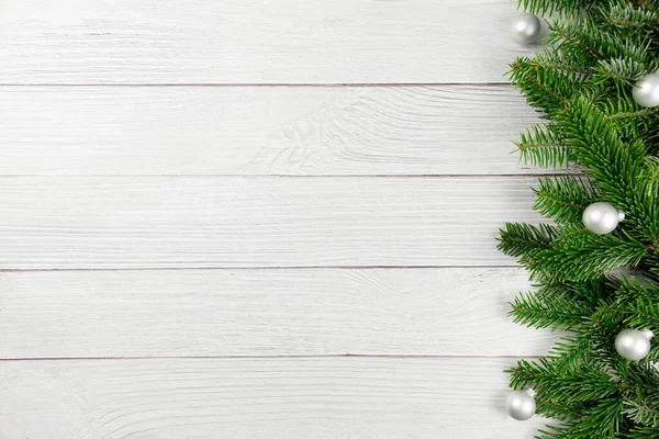 Різдвяна Квартира Лежить Фоні Гілок Ялинки Срібних Кульок Білому Дерев — стокове фото