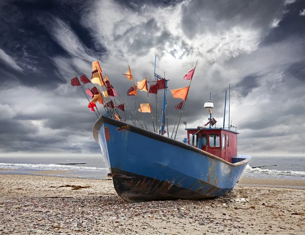 Pequeno barco de pesca na costa do Mar Báltico . — Fotografia de Stock