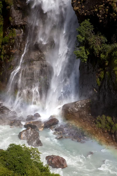 Cascata nella regione di Annapurna, Nepal . — Foto Stock