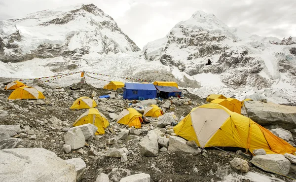 Namioty w everest base camp, Himalaje, nepal. — Zdjęcie stockowe