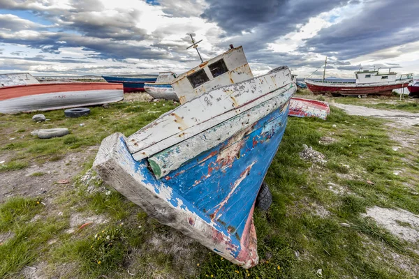 Old boat with peeling paint. — Stock Photo, Image