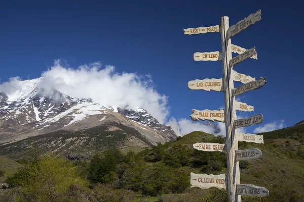 Señal que muestra las direcciones y rutas de senderismo . — Foto de Stock