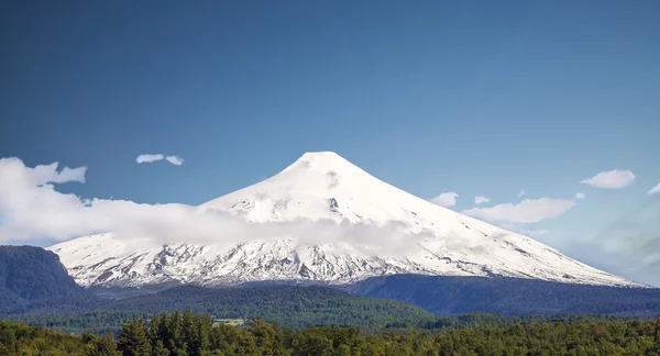 Volcán cubierto de nieve Villarica, Chile —  Fotos de Stock