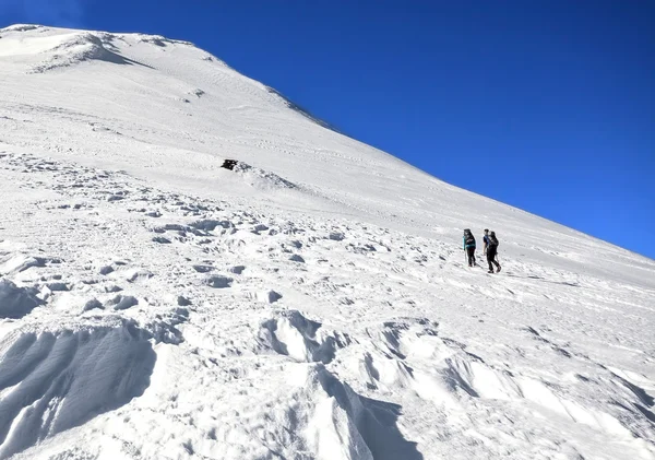 Horolezci na cestě k vrcholu činné sopky. — Stock fotografie