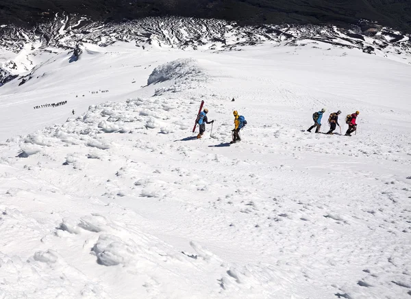 Grimpe sur le chemin du sommet d'un volcan actif . — Photo