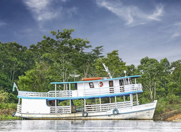 Деревянная лодка на реке Амазон, Бразилия . — стоковое фото