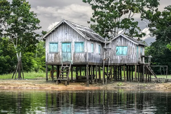 Holzhaus am Ufer des Flusses — Stockfoto