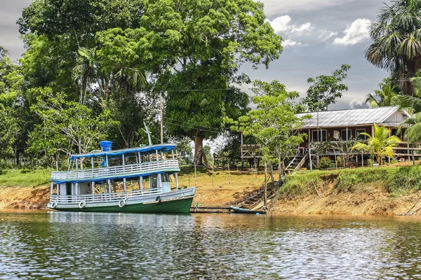 Barco de madeira no rio Amazonas, Brasil . — Fotografia de Stock