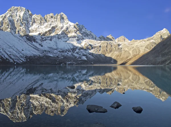 Krásné mountain view everest regionu s jezerem, Nepál. — Stock fotografie