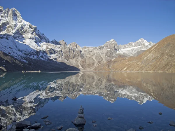 Krásné mountain view everest regionu s jezerem, Nepál. — Stock fotografie