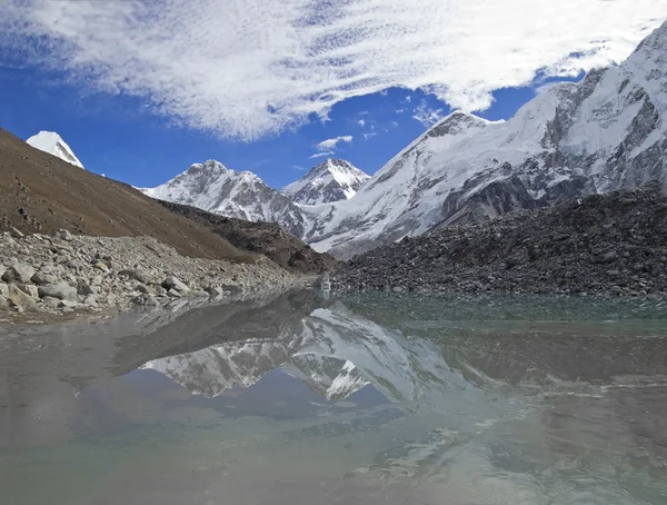 Everest region s jezerem, Nepál. — Stock fotografie