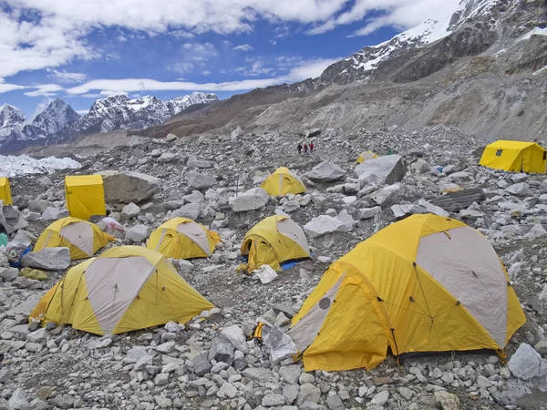 Namioty w everest base camp, pochmurny dzień, nepal. — Zdjęcie stockowe