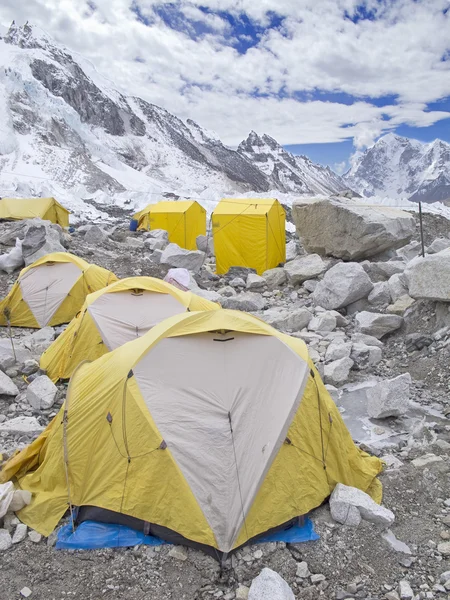 Tende nel campo base dell'Everest, giornata nuvolosa, Nepal . — Foto Stock