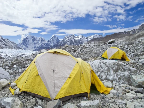 Tende nel campo base dell'Everest, giornata nuvolosa, Nepal . — Foto Stock