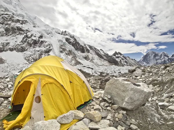 Namioty w everest base camp, pochmurny dzień, nepal. — Zdjęcie stockowe