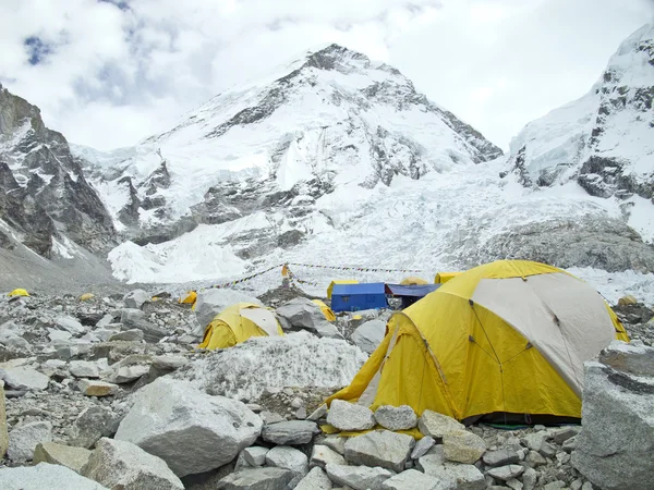 Tents in Everest Base Camp, cloudy day, Nepal. — Stock Photo, Image