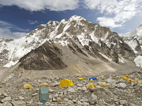 Tendas no Everest Base Camp, dia nublado, Nepal . — Fotografia de Stock