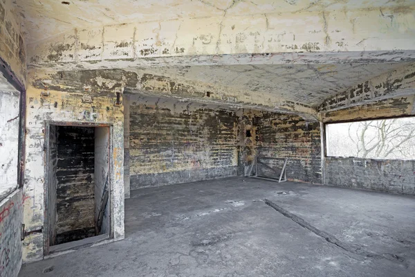 Старый заброшенный интерьер здания — стоковое фото