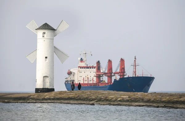 Nave que entra en puerto en Swinoujscie, Polonia — Foto de Stock