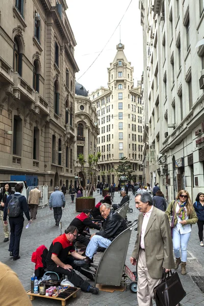 Strada trafficata nel centro della città — Foto Stock