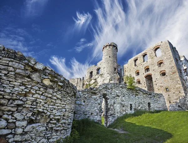 Zajímavé mraky nad starý hrad. — Stock fotografie